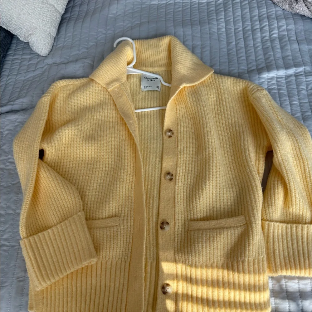 Abercrombie & Fitch Cream Women's Cardigan - Picture 2 of 5